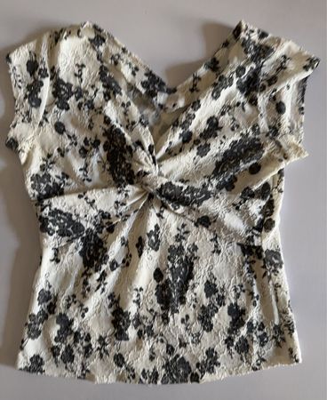 Weißes und schwarzes Blumenmuster-Top