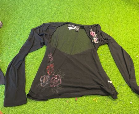 New York & Company Schwarzes langärmliges Oberteil mit Blumen-Pailletten
