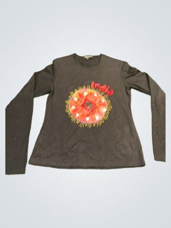Multiples schwarzes Langarmoberteil mit „Indie“-Grafik
