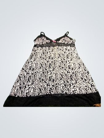 Schwarz-weiß bedrucktes Unterkleid mit Spitzenbesatz