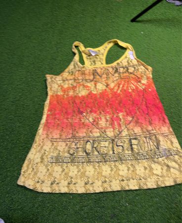 Gelbes Tanktop mit „SUMMER SHORTS IS FUN“-Grafik