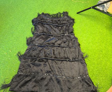 Schwarzes Pailletten-Kleid mit Fransen