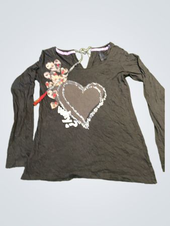 Schwarzes Langarmshirt mit Herz- und Blumenmotiv