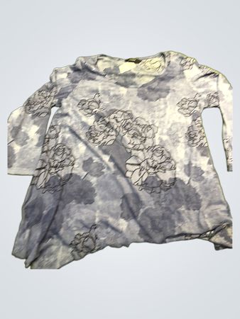 Blaues Oberteil mit Blumenmuster und langen Ärmeln