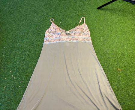Satinunterkleid mit Spitzensaum