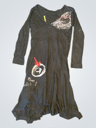 Schwarzes Kleid mit Grafikprint und Schriftzug