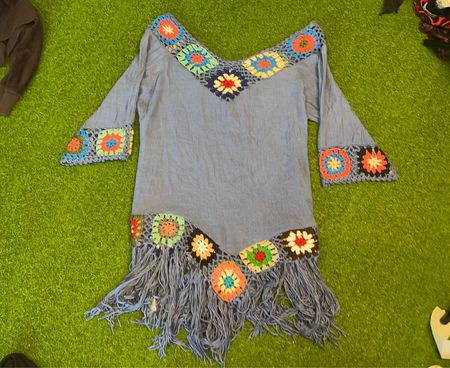 Blaue Tunika mit Häkelspitze und Fransen
