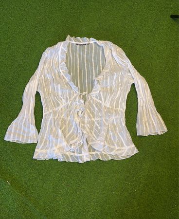 NOTATIONS Weiße transparente Bluse mit Rüschen, Vorderverschluss und Glockenärmeln