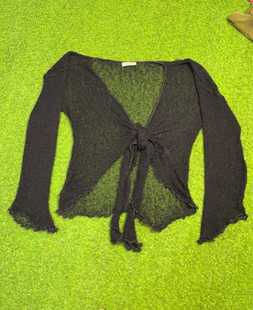 Schwarzer, gestrickter Shrug mit Vorderknoten