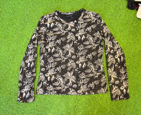Langärmeliges schwarzes Oberteil mit Blumenmuster
