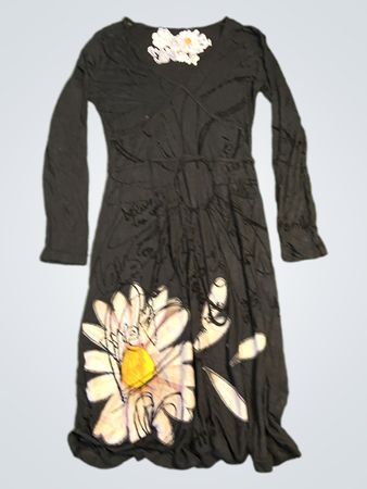 Schwarzes Kleid mit Gänseblümchen und „fun love why?“ Grafik