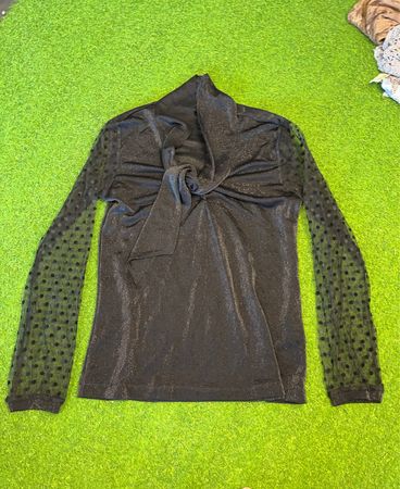 Schwarzes glitzerndes Top mit Netzärmeln mit Polka-Dot-Muster