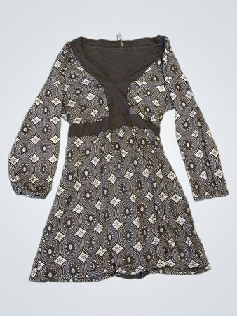 AMISU Schwarzes gemustertes Kleid mit Gürtel