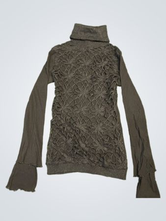 Schwarzer Rollkragenpullover mit Spitzenbesatz