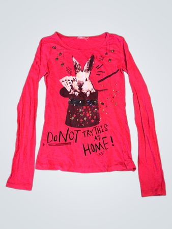 Rotes Langarmshirt mit Hasenmotiv und dem Text „Do Not Try This At Home!“