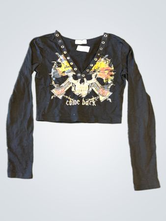 MEYSIKIM Schwarzes, langärmeliges Crop-Top mit Totenkopf-Grafik und dem Text "come back