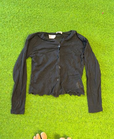 Schwarzer Cardigan mit langen Ärmeln und Knopfleiste sowie Rüschensaum