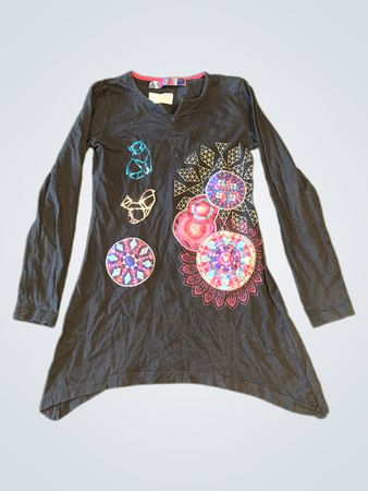 Schwarzes langärmeliges Kleid mit bunten kreisförmigen und tierischen Grafiken