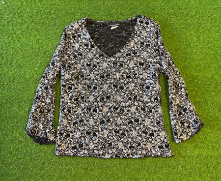 Brittany Black Damen Oberteil mit schwarz-weißem Muster und Glockenärmeln