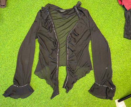 Schwarze, durchsichtige Rüschenstrickjacke mit Strasssteinbesatz