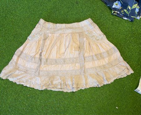 NAF NAF Beige bestickter Spitzen-Stufen-Minirock