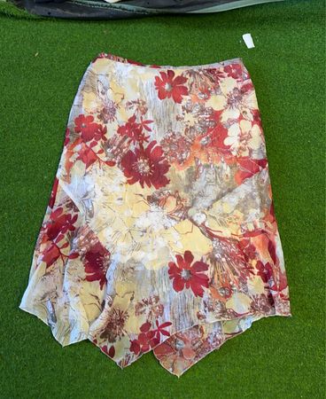 la rochelle floral print handkerchief hem skirt