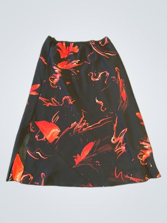 Schwarzer Rock mit rotem, abstraktem Blumenmuster