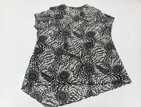 XINT Women Black and White Floral Patterned Top
