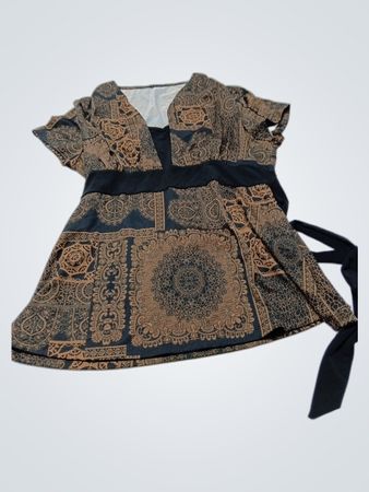 T-shirt à manches courtes imprimé pour femmes avec ceinture noire