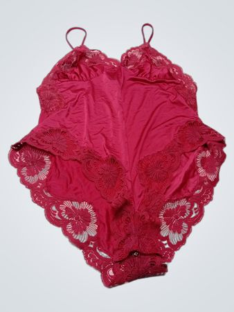 Roter Spitzenbesatz-Bodysuit