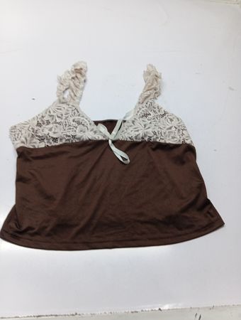 Braunes Top mit Spitzenbesatz und Rüschendetails