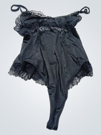 Schwarzer Spitzenrand-Bodysuit