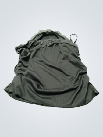 Graues gerafftes Top mit Spitzensaum