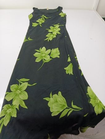 Schwarzes Kleid mit grünem Blumenmuster