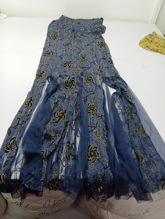 Blaues Blümchenmuster-Kleid mit Netzüberzug