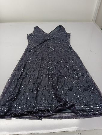 Patra Verziertes V-Ausschnitt Kleid