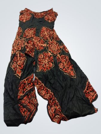 Schwarzer Jumpsuit mit rotem und goldenen Blumenmuster