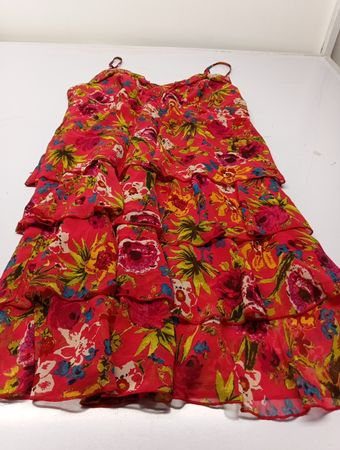 Rotes florales Stufenkleid