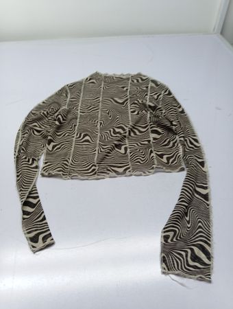 Langarm-Mesh-Oberteil mit abstraktem Druck