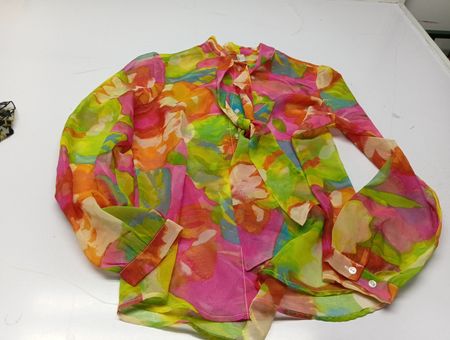 Durchsichtige Bluse mit floralem Druck und Schleifenakzent