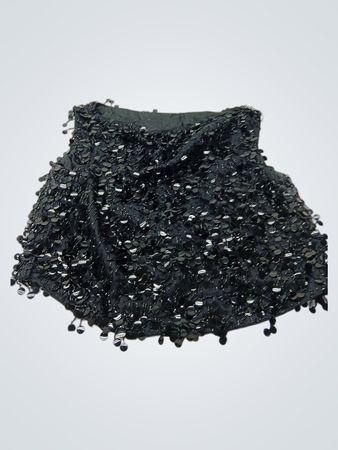 Schwarzes Top mit Paillettenverzierung und Quasten