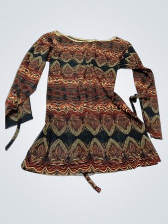 Langärmliges gedrucktes Kleid