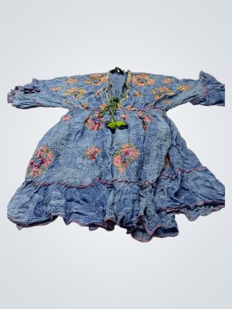 Blau besticktes Kleid