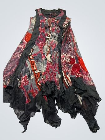 Schwarzes Kleid mit abstraktem Muster und Rüschen