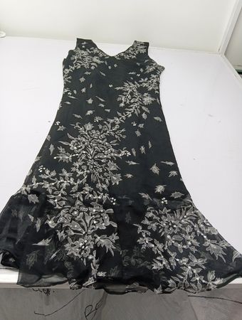 Schwarzes Blumenkleid