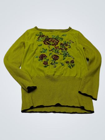 Grüner gerippter Pullover mit langen Ärmeln und floralen Perlenverzierungen