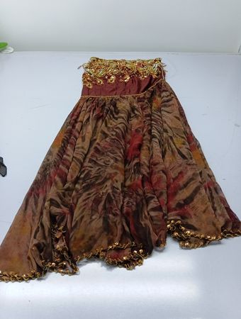 Kostümkleid mit goldenen Perlen am Ausschnitt und Pailletten-Saum