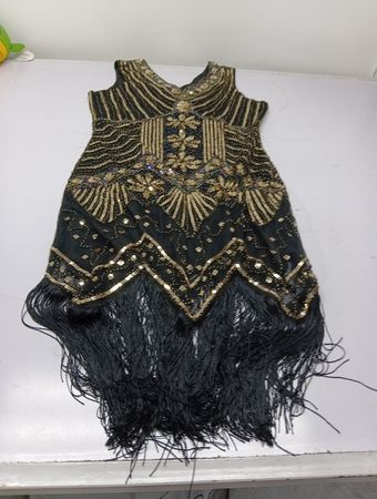 Schwarzes Flapper-Kleid mit goldener Perlenstickerei und Fransen