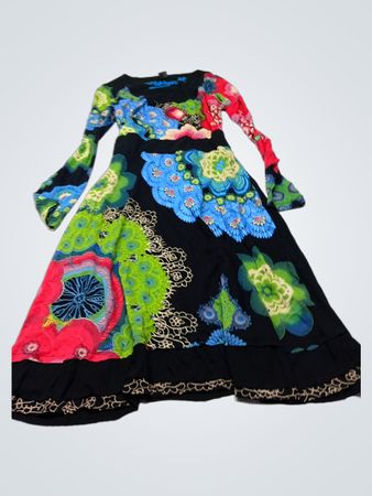 Schwarzes langärmliges Maxikleid mit farbenfrohem Blumenmuster