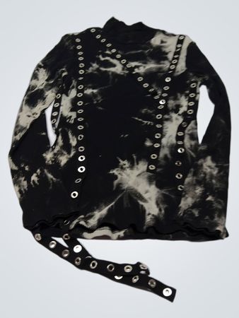 Schwarz-weißes Batik Langarmshirt mit Ösen und abnehmbarem Träger.